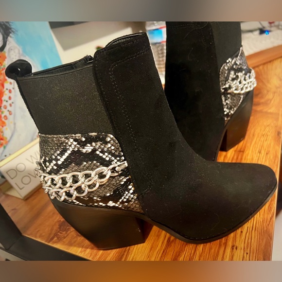 Worn once: multi texture black bootie with chain detail - Picture 5 of 5